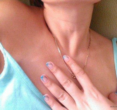 Девушка демонстрирует свои прелести