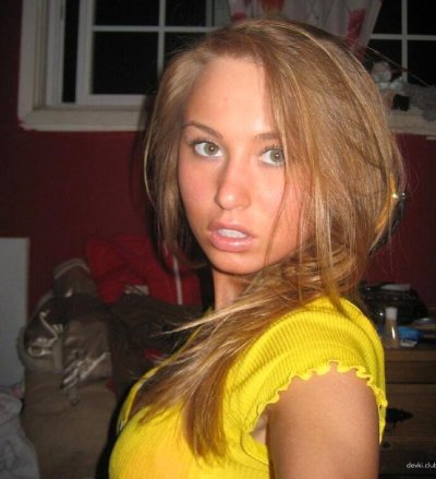 Милашка сделала селфи для порносайта