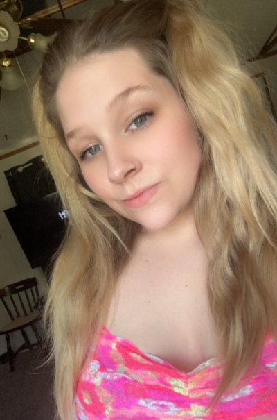 Красотка с пирсингом в носке показала свою задницу и киску