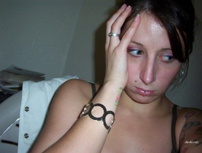 ЭМО красотка сосет член до самого основания