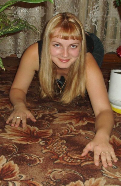 Эротические снимки полненькой красотки в чулочках