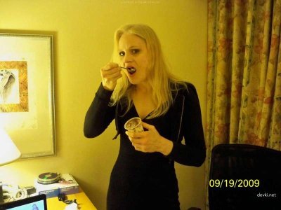 Развратная блондинка поддалась страстному чернокожему парню