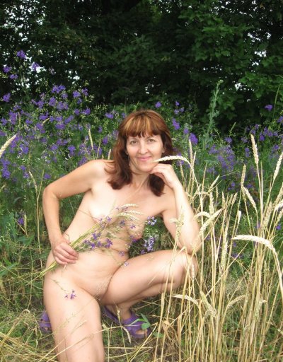 Старая подруга сексуально разделась и показала все