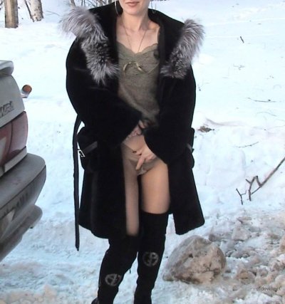 Супруга без трусов позирует в авто