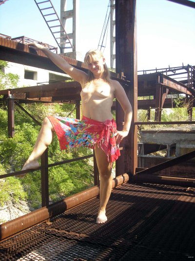 Умело позирует на строительной площадке