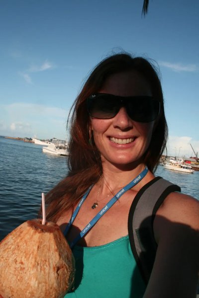 Дама делает откровенные снимки своего обнаженного тела