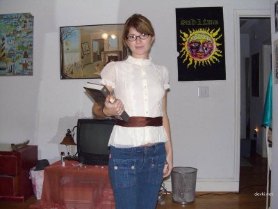 Дерзкая красотка раскрывает свои прелести