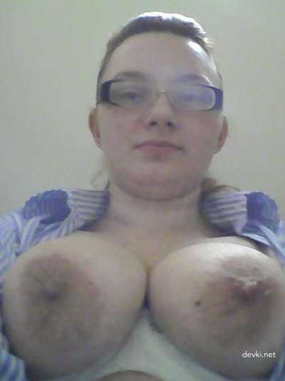 Пылающая рыжеволосая красотка готова удивить своими шалостями