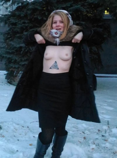 Обожает демонстрировать бюст