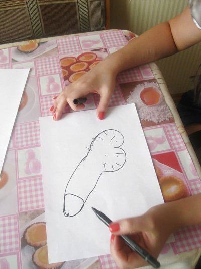 Телка мастурбирует киску на кухне