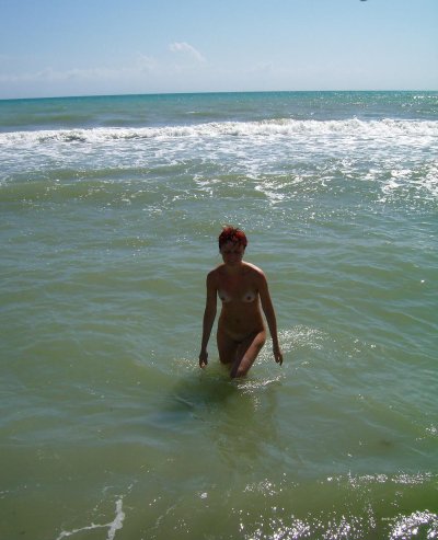 Огненная красавица без трусов на пляже