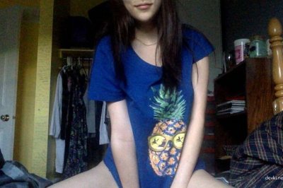 Молодая красотка с обворожительной грудью демонстрирует свою интимную зону