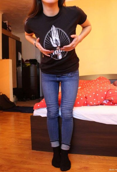 Студентка позирует перед камерой: горячие моменты на фото!