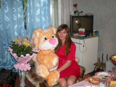 Сексуально позирует без верха: раскрепощенная красота на фото!