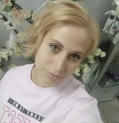 Оля раздевается и позирует в своей комнате без одежды