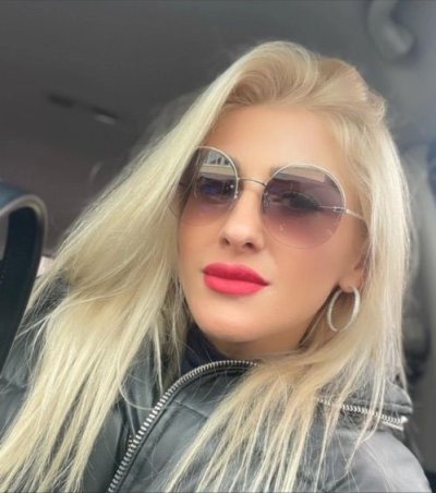 Муж показал супруге свое голое тело.