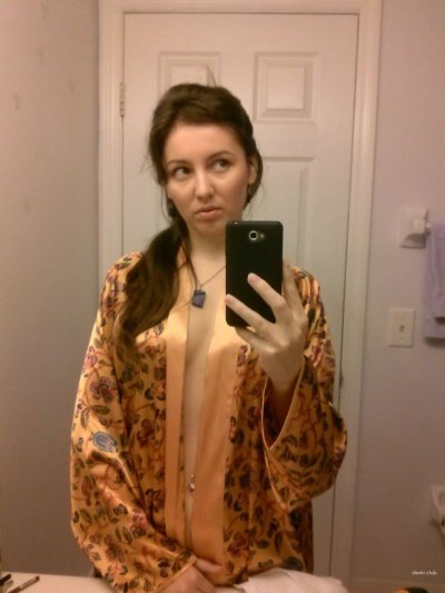 Фото горячей брюнетки в откровенном исполнении.