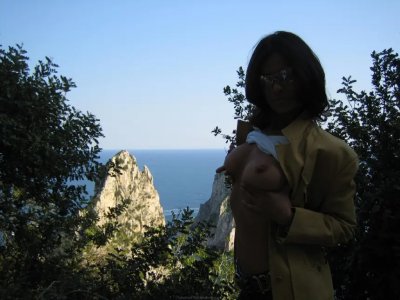 Итальянская мамочка с огненным боди на горячих фото