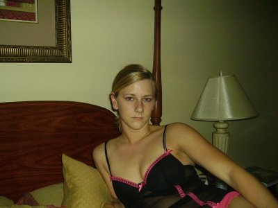 Раздевшись, она принялась за интимные занятия