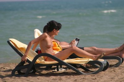 Женщины без верха на пляже: наслаждайся солнечными моментами!