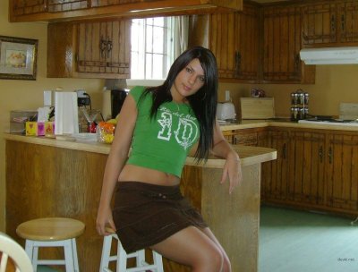 Развратная красотка шокирует подружку своим обнаженным телом