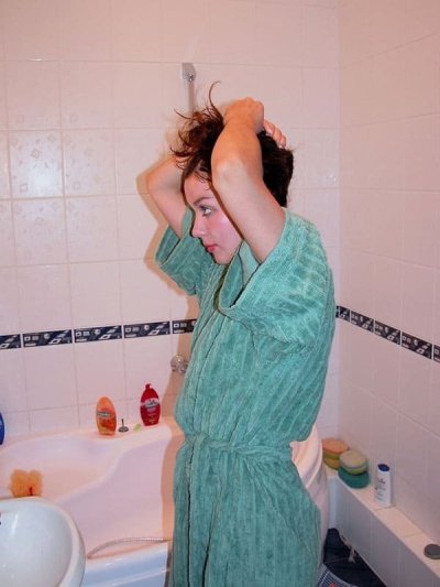 Аппетитная красотка принимает водные процедуры