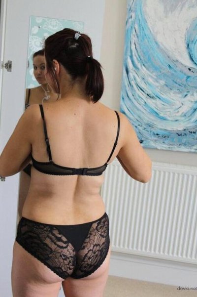 Молодая красавица с аппетитными формами раздетая