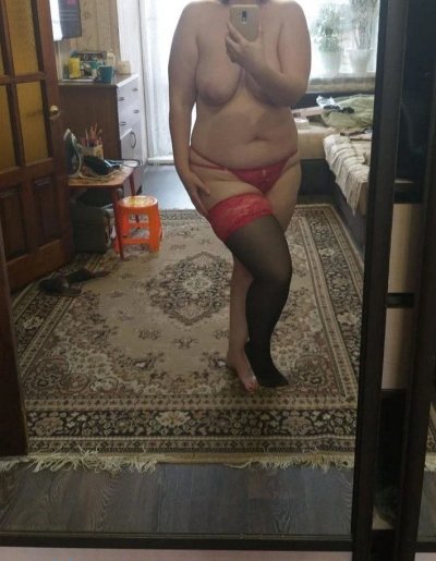 Смотрит на себя в отражении и возбуждается