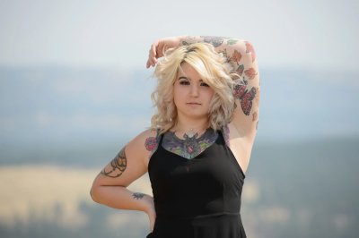 Сексуальная блондинка демонстрирует свои татуировки на обнаженном теле