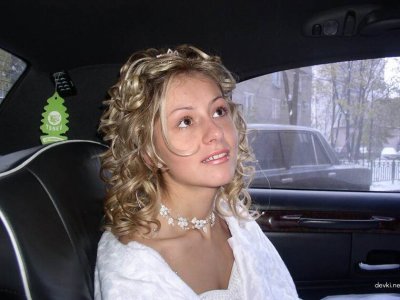 Сексуальная крошка показывает свои прелести в позе "собачка"