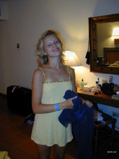 Супруга демонстрирует свое обнаженное тело перед объективом