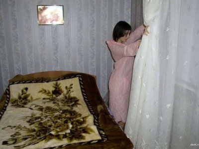 Милая девушка эффектно позирует в уютной обстановке своего дома