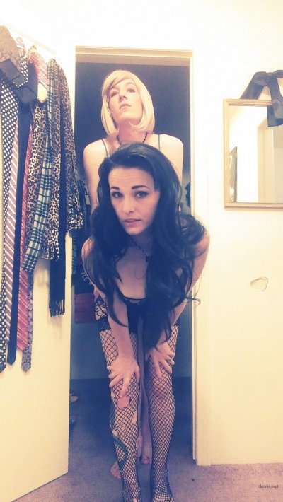 Молодые влюбленные веселятся с переодеванием парня в сексуальное нижнее белье