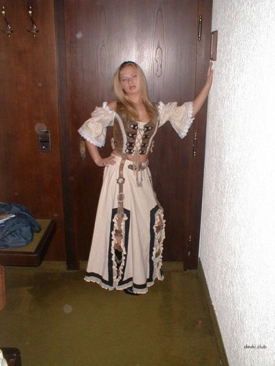 Развратная красотка раздевается и дрочит