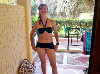 Обнаженная и огненная красотка