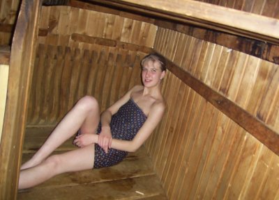 Парень снимает свою веселую подружку без одежды на камеру