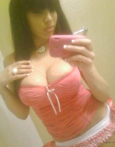 Молодая дама делает селфи в обнаженном виде