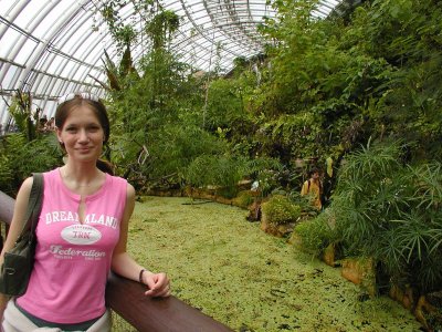 Обнаженная красавица наслаждается солнцем на пляже у моря