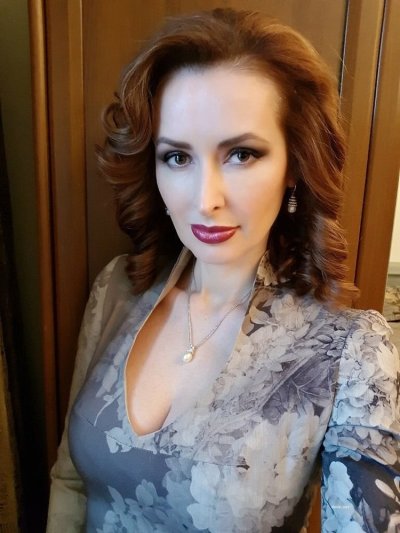 Привлекательная дама позирует без одежды перед камерой