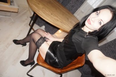 Темненькая красотка с пухленькой грудью показывает свое обнаженное тело.