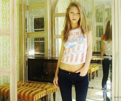 Голая тёлка на фото — сексуальные снимки молоденькой модели