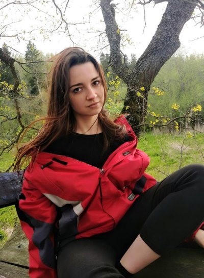 Хозяйка сочных интимных уголков и обольстительных грудей