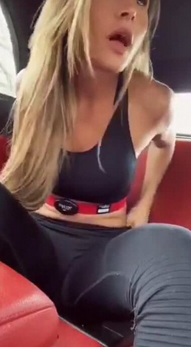 Блондинка наслаждается мастурбацией в автомобиле и погружается в удовольствие