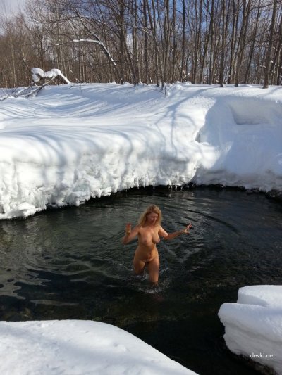 Развратная красотка не боится холода