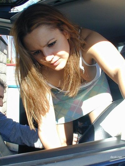 Девушка без нижнего белья за рулем - жаркое видео!