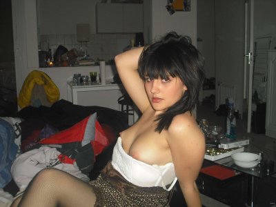 Шлюха демонстрирует свои обнаженные дойки