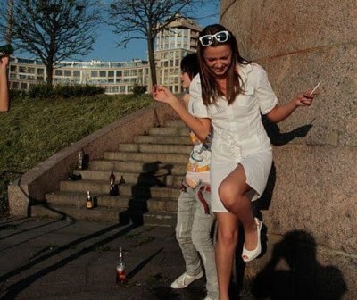 Опытные дамы писают на улице перед всеми.