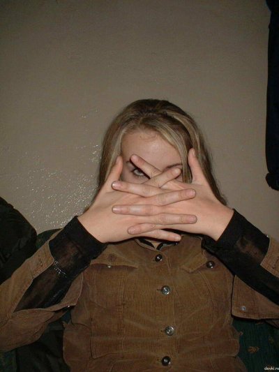 Обнаженная барышня на берегу и в своем доме