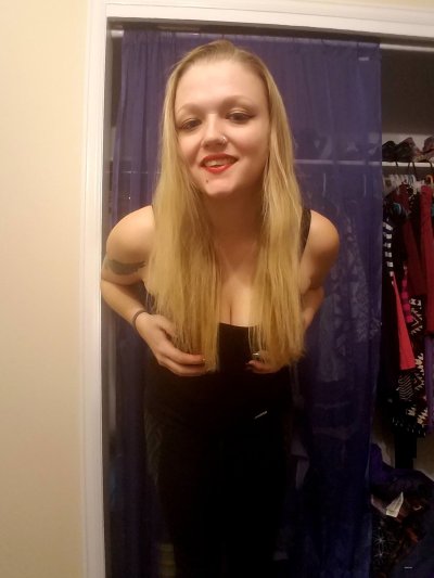 Шикарная красотка с татуировкой и пирсингом в носу показывает свое обнаженное тело на частных фото