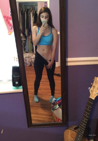 Красотка с изумительной задницей снимает себя без одежды